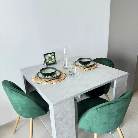 Sea La Vie Apartment *
